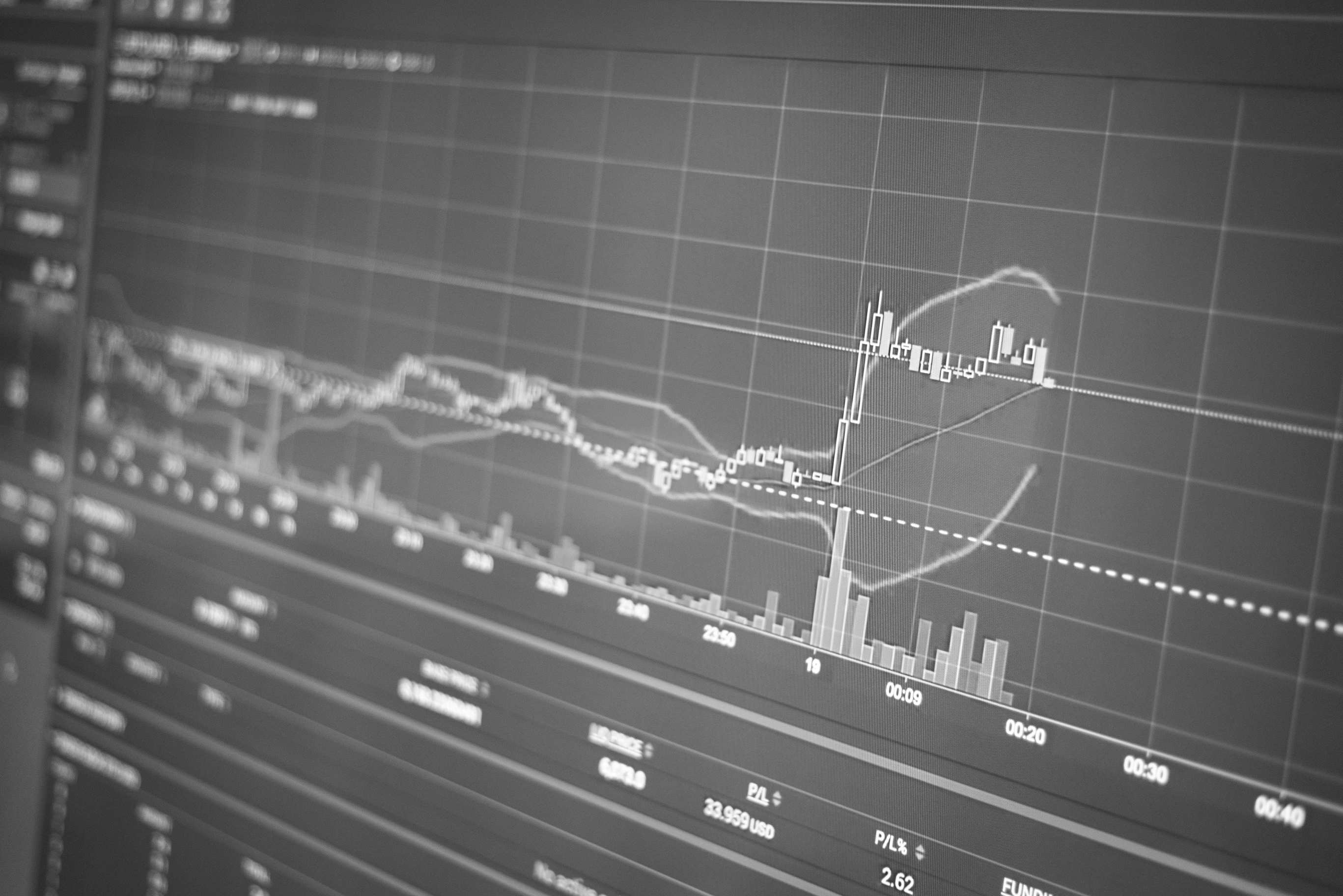 Bildschirm mit Kursdiagramm und Zahlen — Monitor mit Marktdaten