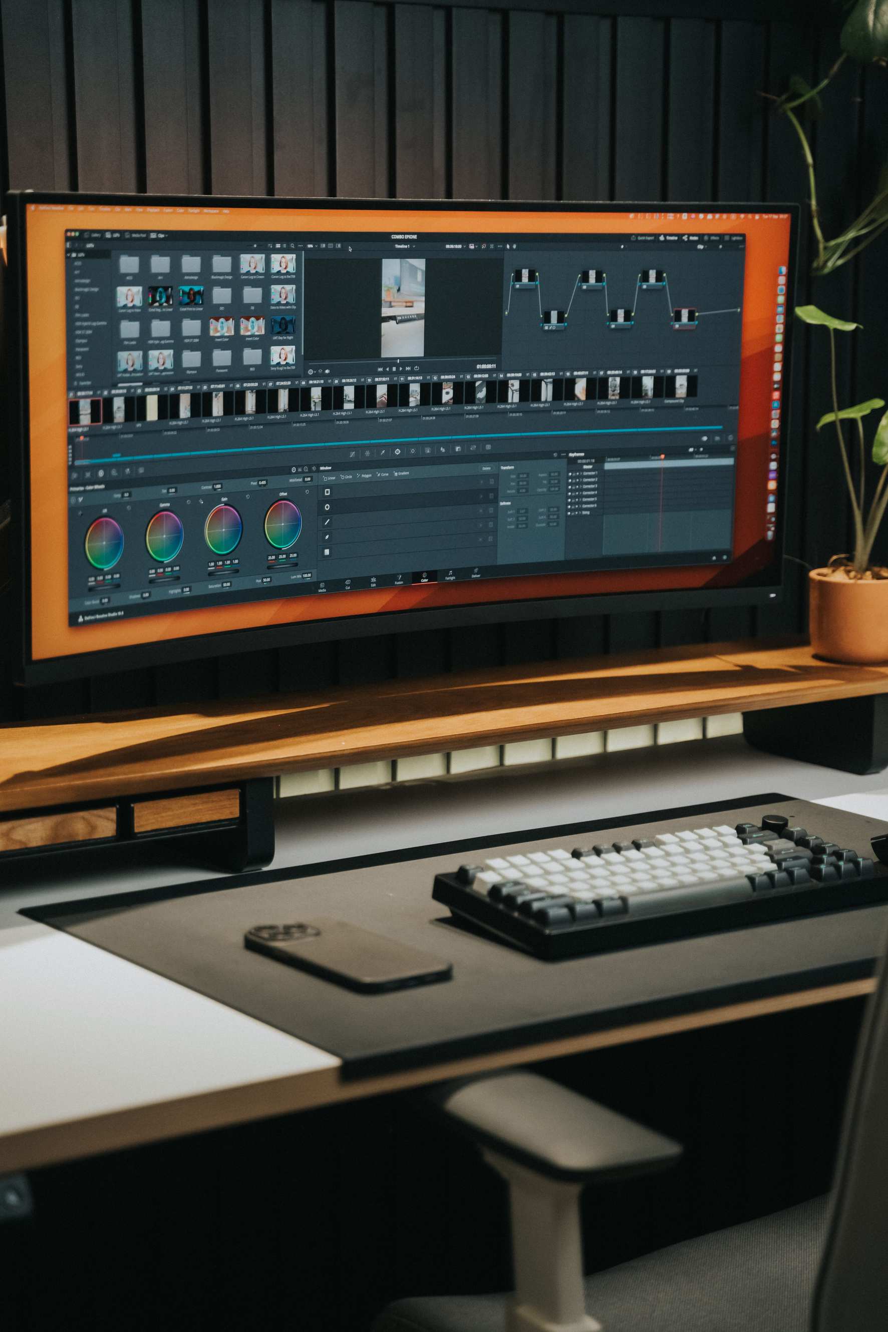 Arbeitsplatz mit Monitor und Tastatur in ruhiger Büroumgebung — Schreibtisch mit Ultrawide-Monitor